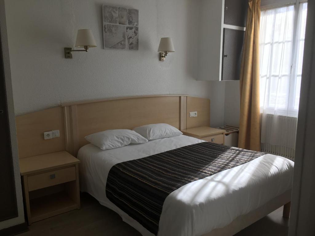 - une chambre avec un lit et une fenêtre dans l'établissement Hotel De La Mer, à La Tranche-sur-Mer