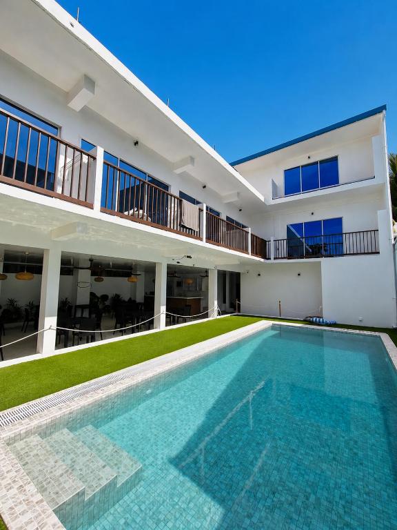 ein Swimmingpool vor einem Haus in der Unterkunft Ocean Vida Maldivas in Thoddoo-Atoll