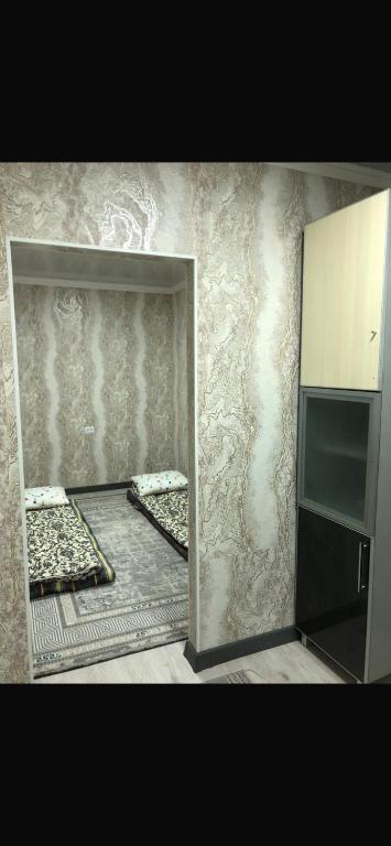a reflection of a room with two beds in a mirror at Saida guest house in Rybpunkt