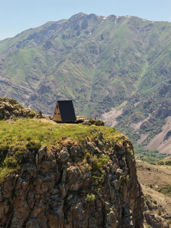 a small cabin on top of a mountain at SapsanLodge in Artabuynkʼ