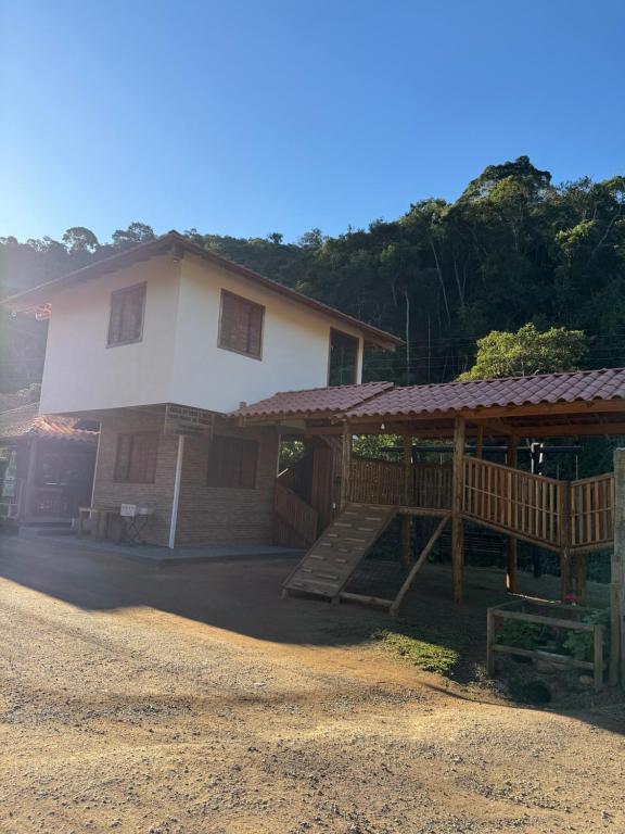 a large house with a porch and a deck at Recanto Pin in Alfredo Chaves
