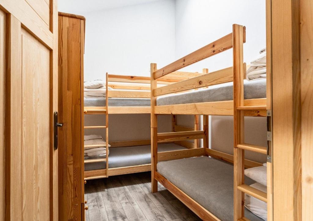 Top Hostel Pokoje Gościnne - Habitación Cuádruple Con Baño Compartido