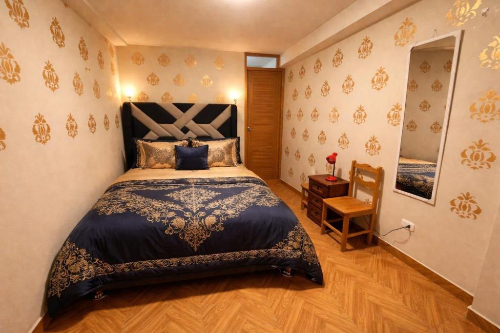 a bedroom with a large bed in a room at Hospedaje Shalom in Pisac