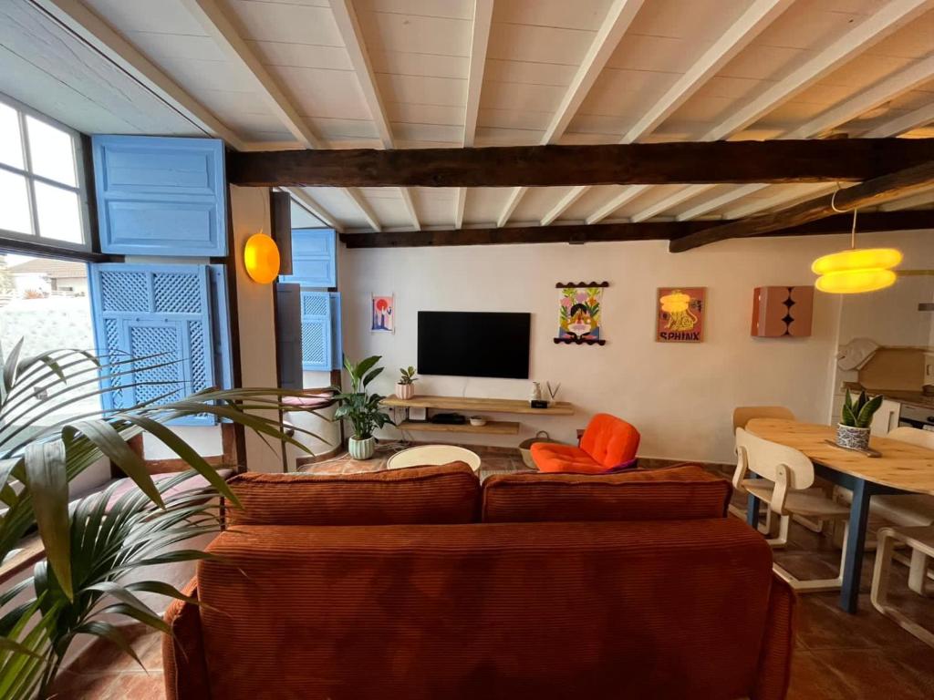 a living room with a couch and a television at Casita Drago in Santa Cruz de la Palma