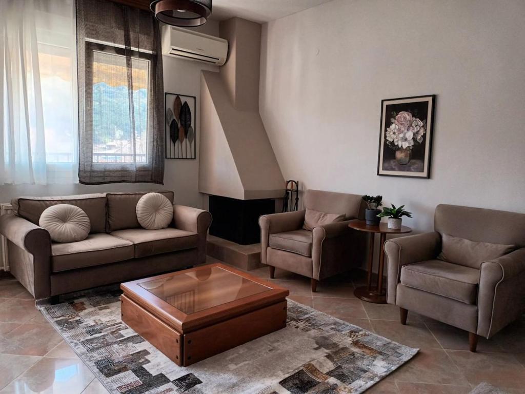 ein Wohnzimmer mit Sofas und einem Couchtisch in der Unterkunft Mountain Icon in Florina