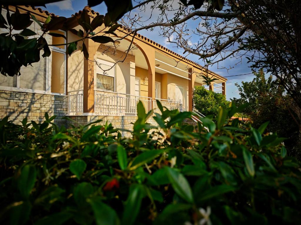 a large yellow house with a fence in front of it at Casa Marrone in Proskinitaí