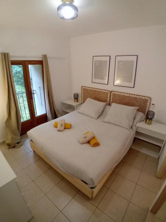 a bedroom with a bed with two towels on it at U muntagna Olmo in Olmo