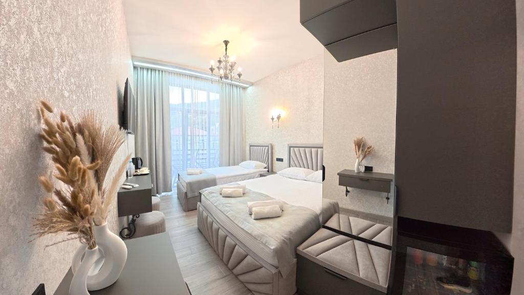 ein Schlafzimmer mit zwei Betten und einem Kamin in einem Zimmer in der Unterkunft Leader Hotel in Goris