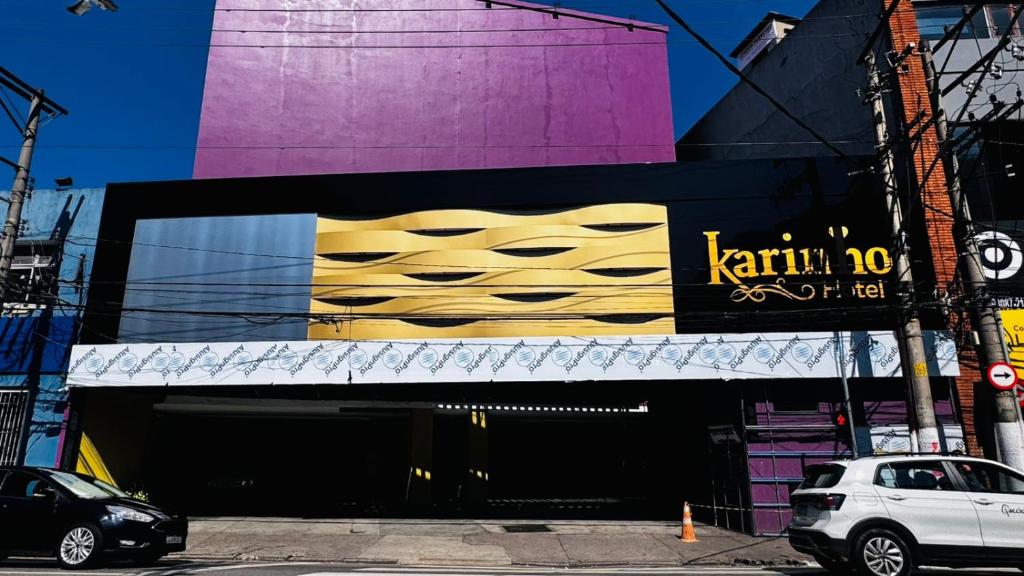 a sign on the side of a building at HOTEL KARINHO - Próximo ao Allianz Parque in São Paulo