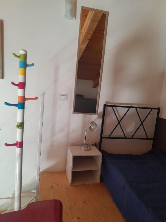 ein Wohnzimmer mit einem blauen Sofa und einem Spiegel in der Unterkunft Lumie in Palermo