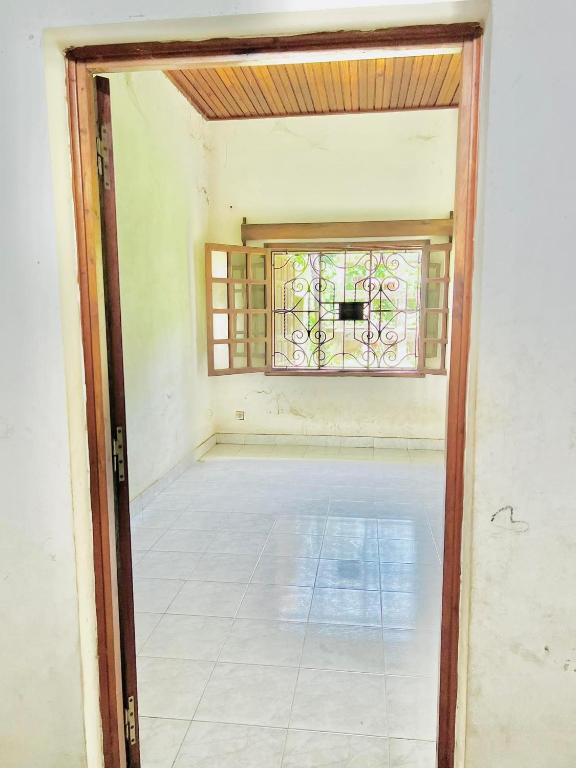 an open door into an empty room with a window at Villa Rapide in Ambanja