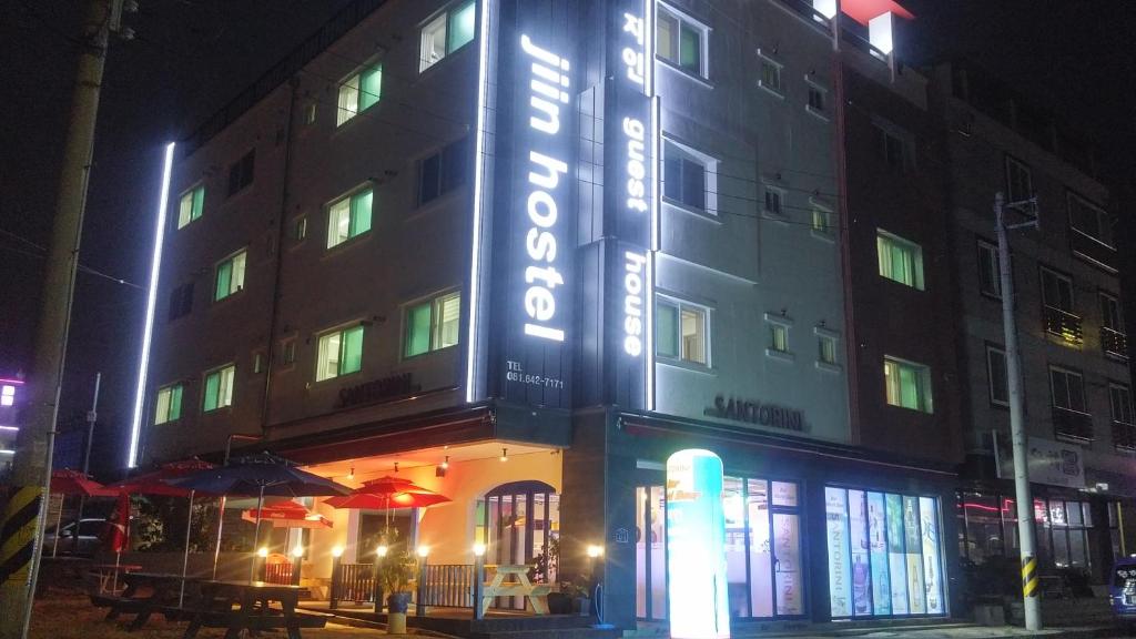 un edificio con un cartel en su costado por la noche en Jiinbill, en Yeosu
