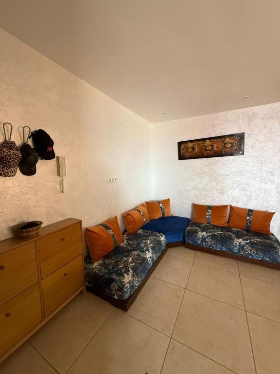 a living room with two couches in a room at Complexe luxury in Oued Laou
