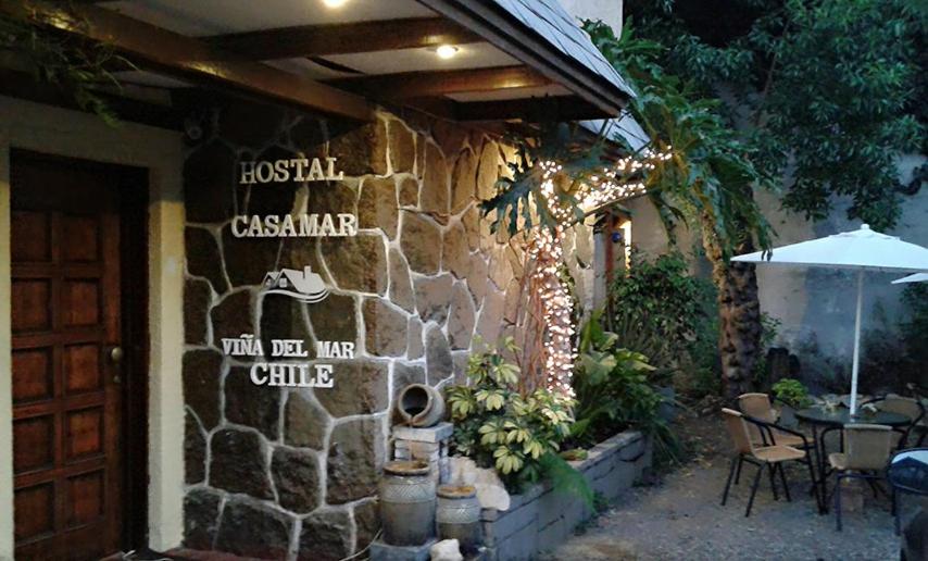 比尼亞德爾馬的住宿－Hostal Casamar-Viña，一座石头建筑,旁边标有标志