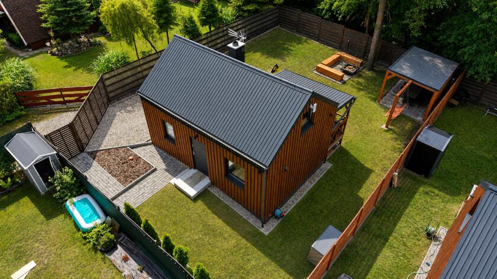 an overhead view of a small house in a yard at Chëczka - 2min do Jeziora in Zbychowo