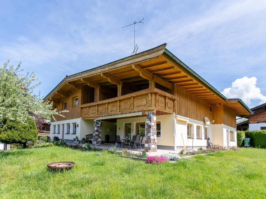 a large house with a gambrel roof at Das Bergnest Bergluft in Söll