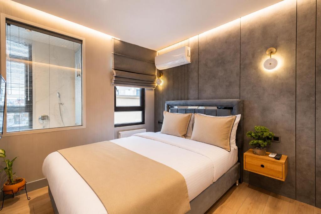 ein Schlafzimmer mit einem großen Bett und einem Fenster in der Unterkunft The Revia Square Hotel in Istanbul