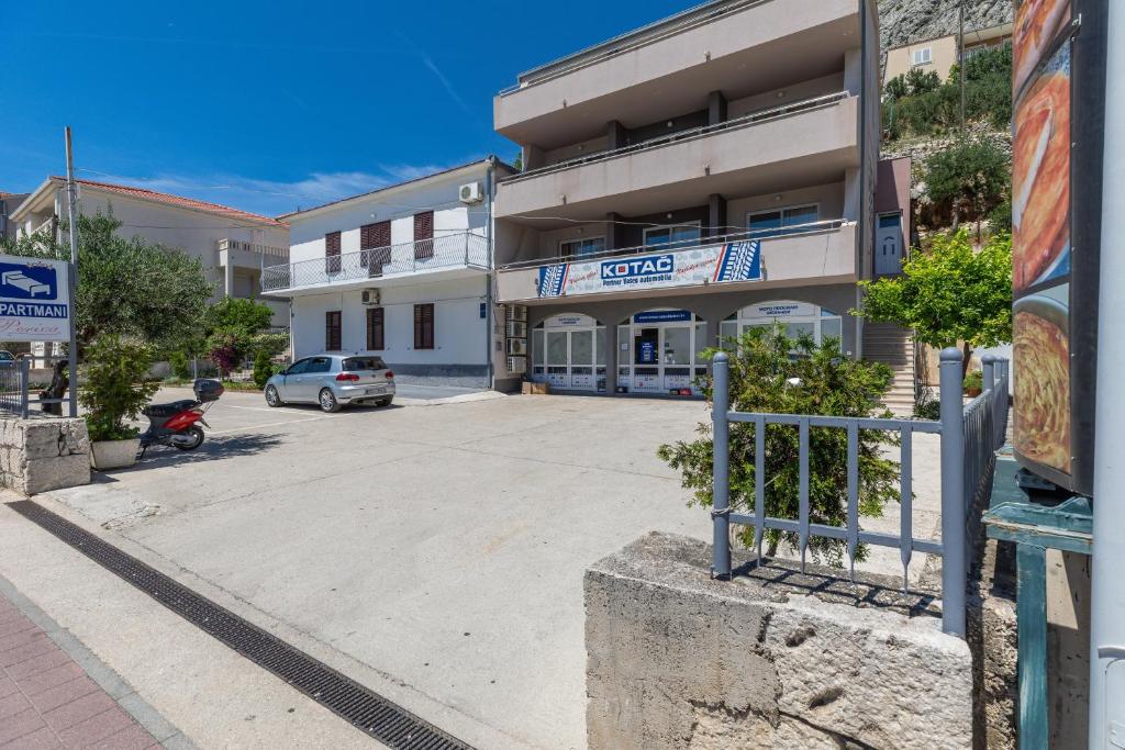 Apartments with parking space Omis - 25816