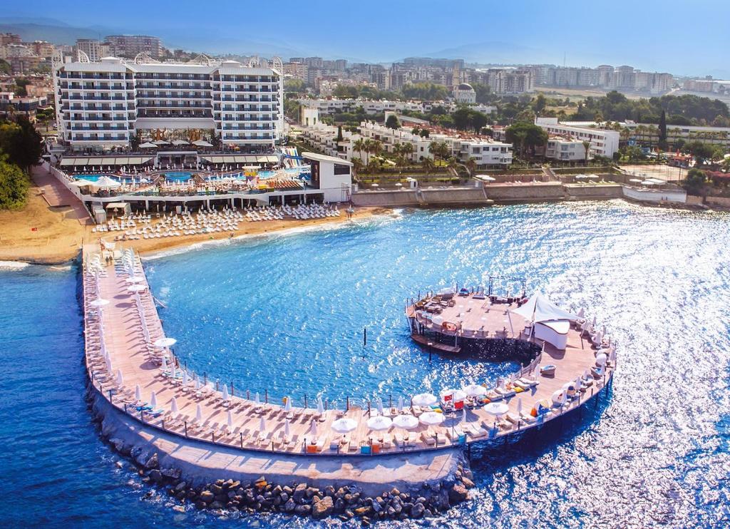 uma grande piscina com guarda-sóis e um resort em Azura Deluxe Resort & Spa - Ultra All Inclusive em Avsallar