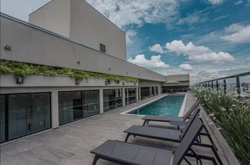 a swimming pool on the roof of a building at Studio próximo a UFU Sta Monica e Center shopping in Uberlândia