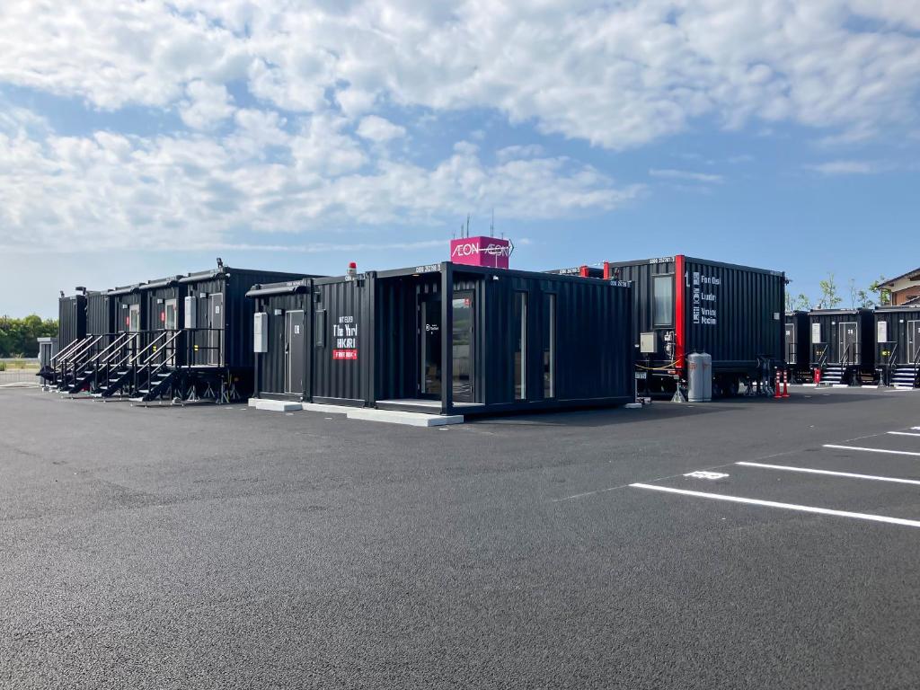 a row of containers sitting in a parking lot at HOTEL R9 The Yard Hikari in Hikari