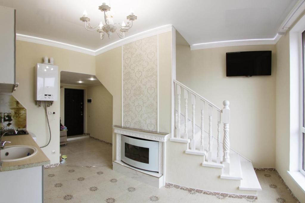 uma sala de estar com uma escada e um lavatório em Apartments on Yuzhnykh Kultur em Adler