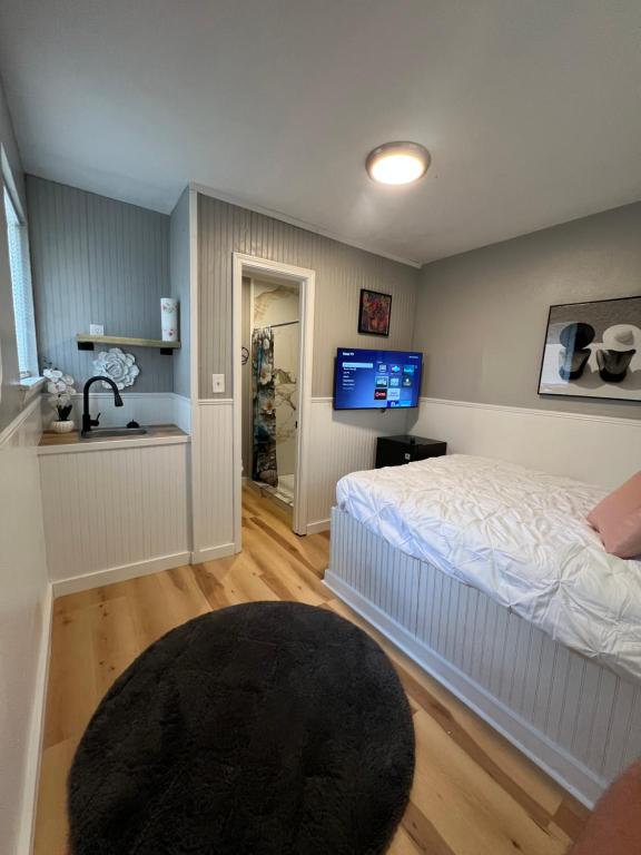 a bedroom with a bed and a flat screen tv at Berlins Cozy Apartment Pets Welcome in North Little Rock