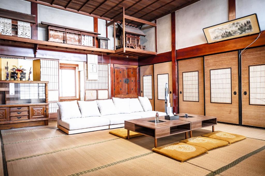 a living room with a white couch and a table at 白灯-Hakuto- Muikamachi in Minami Uonuma