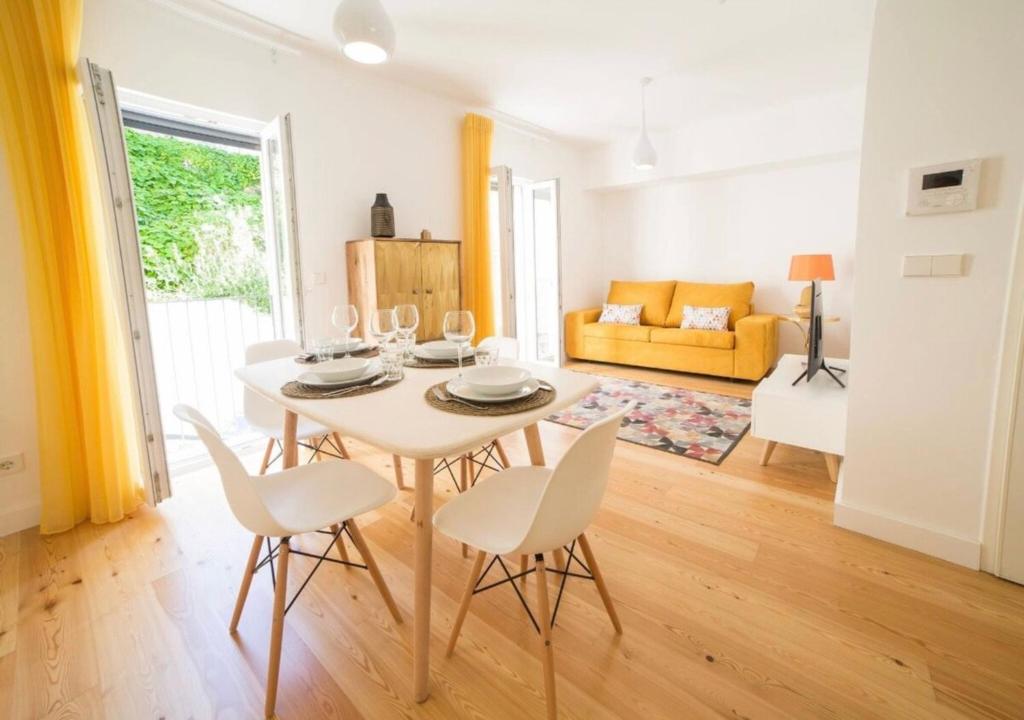 Bright 2 Bedroom Apartment with parking in Lisbon