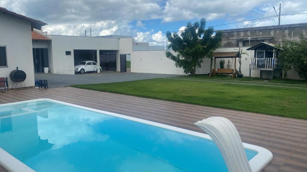 a swimming pool in the backyard of a house at Lar com piscina in Primavera do Leste