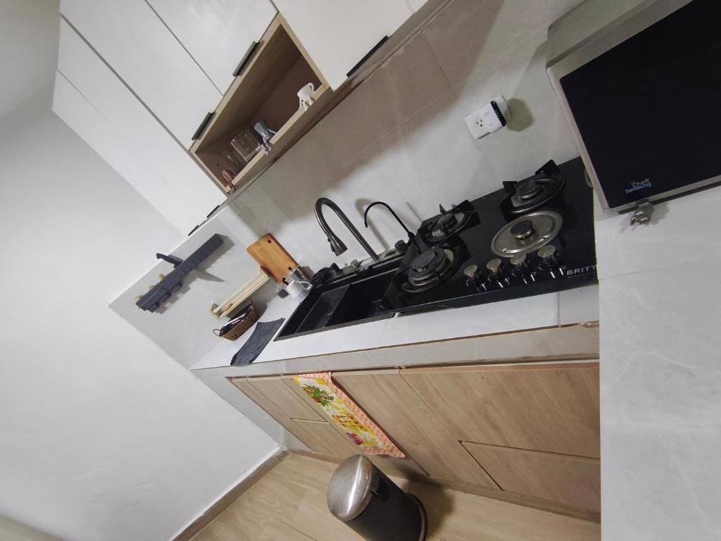 a kitchen with a stove top oven in a kitchen at Lugar tranquilo in Santo Domingo