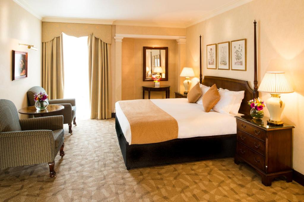 Postel nebo postele na pokoji v ubytování Millennium Hotel and Conference Centre Gloucester London