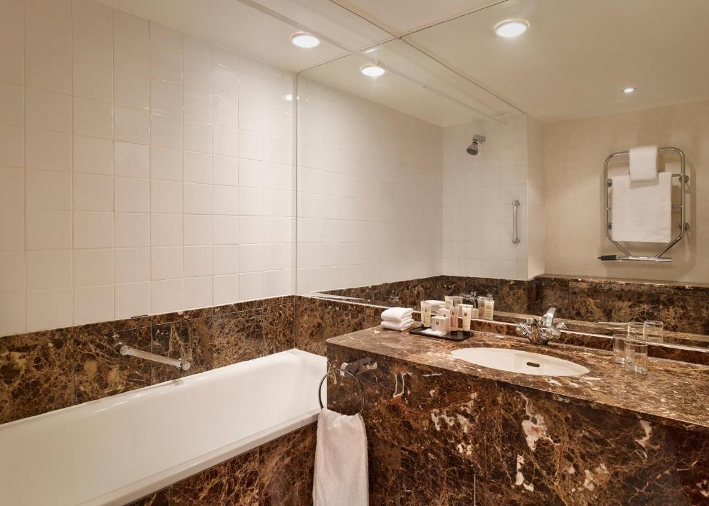 Millennium Hotel and Conference Centre Gloucester London - Resim 29