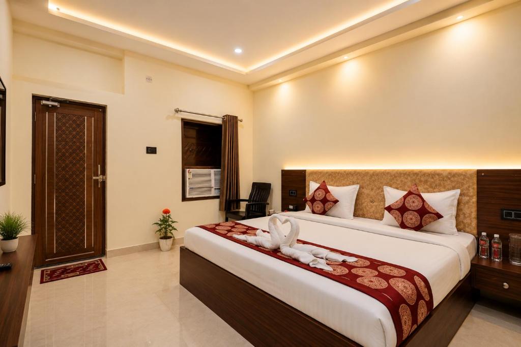 a bedroom with a large bed in a room at Hotel Vibe Blu Near JHV Mall in Varanasi
