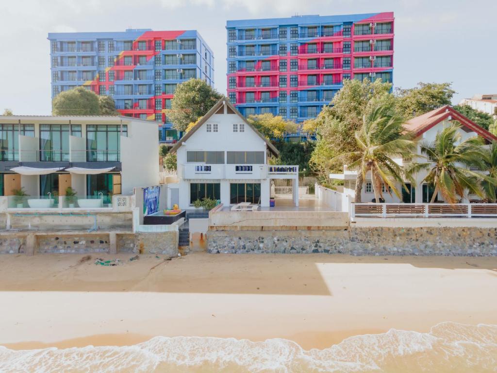 a view of the beach with buildings in the background at Gao Bee One Beach Club in Ban Phala