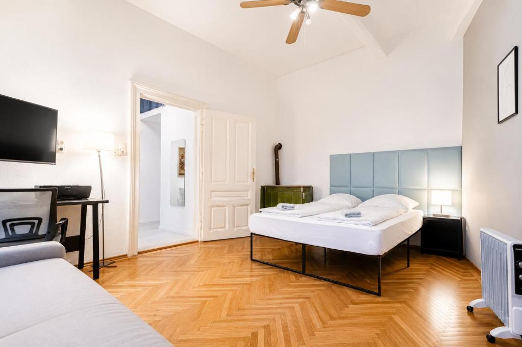 5-Min to Danube Stylish 1BR Apt, for Longstays