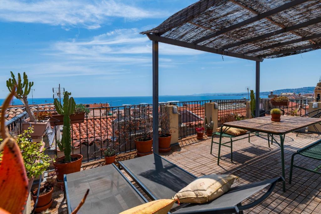 Old town, top floor, sun deck terrace with large sea views