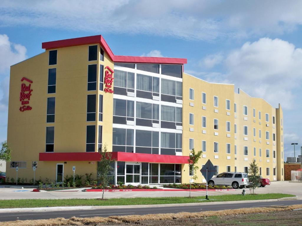 Red Roof Inn & Suites Beaumont - Housity