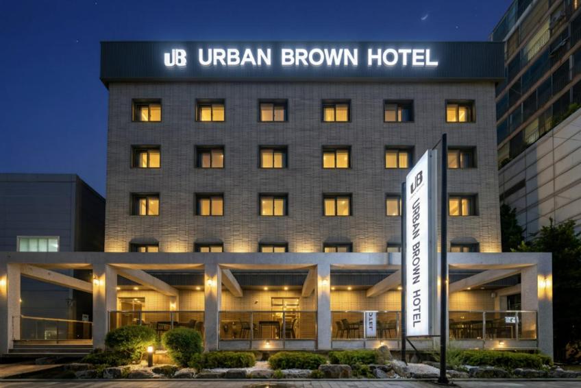 Ein braunes Hotel in den USA und der Ukraine bei Nacht in der Unterkunft Urban Brown Hotel in Gunsan