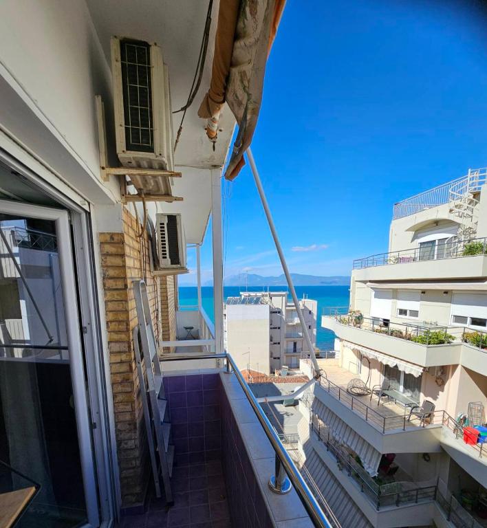 ein Balkon eines Gebäudes mit Blick auf das Meer in der Unterkunft Chalkida blue wave in Chalkida