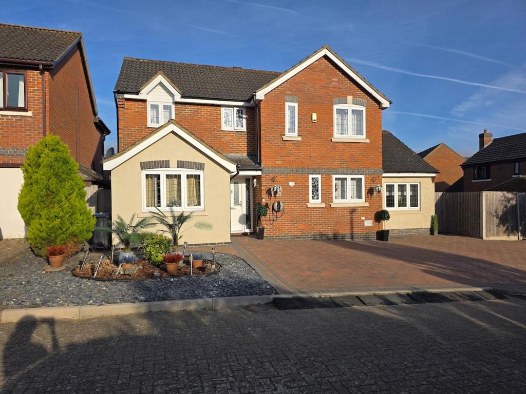 a large brick house with a driveway at Kents Hill Studio in Woolstone
