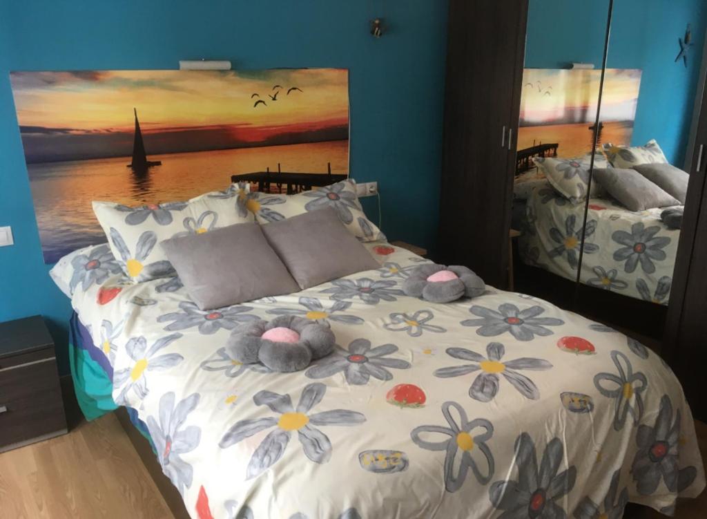 a bedroom with a bed with flowers on it at La magia de Benjamín in Oviedo