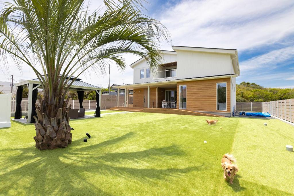 a palm tree in the yard of a house at RYOAN Ichinomiya in Ichinomiya