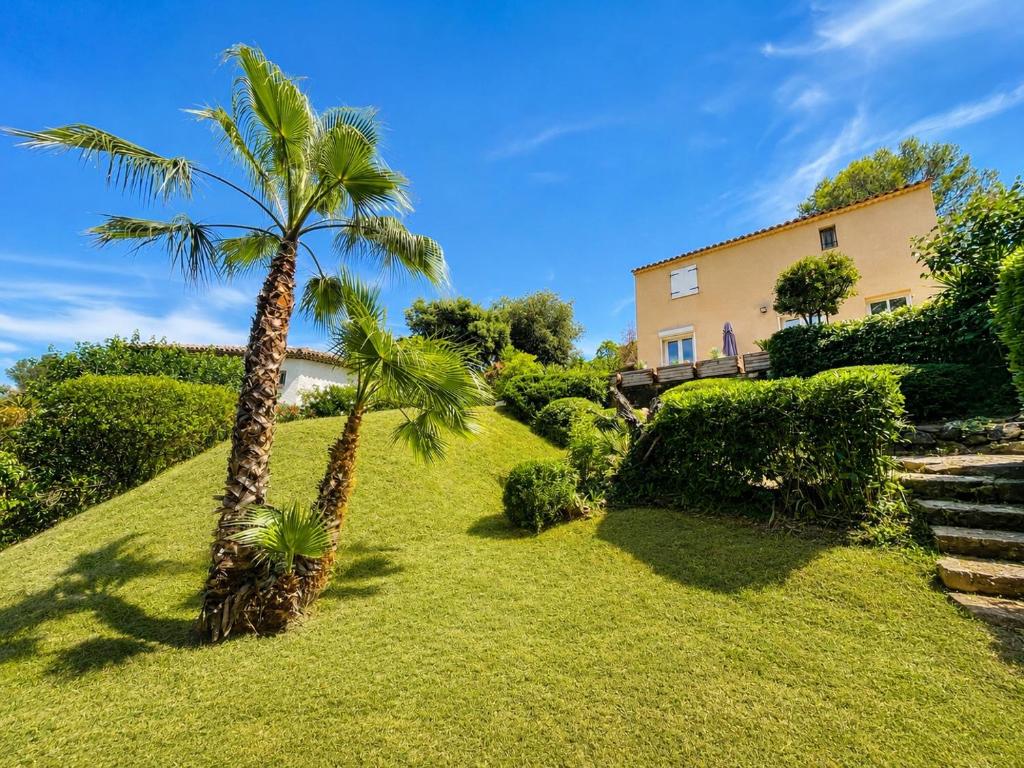 two palm trees in front of a house at Le Val d'escure in Saint-Raphaël