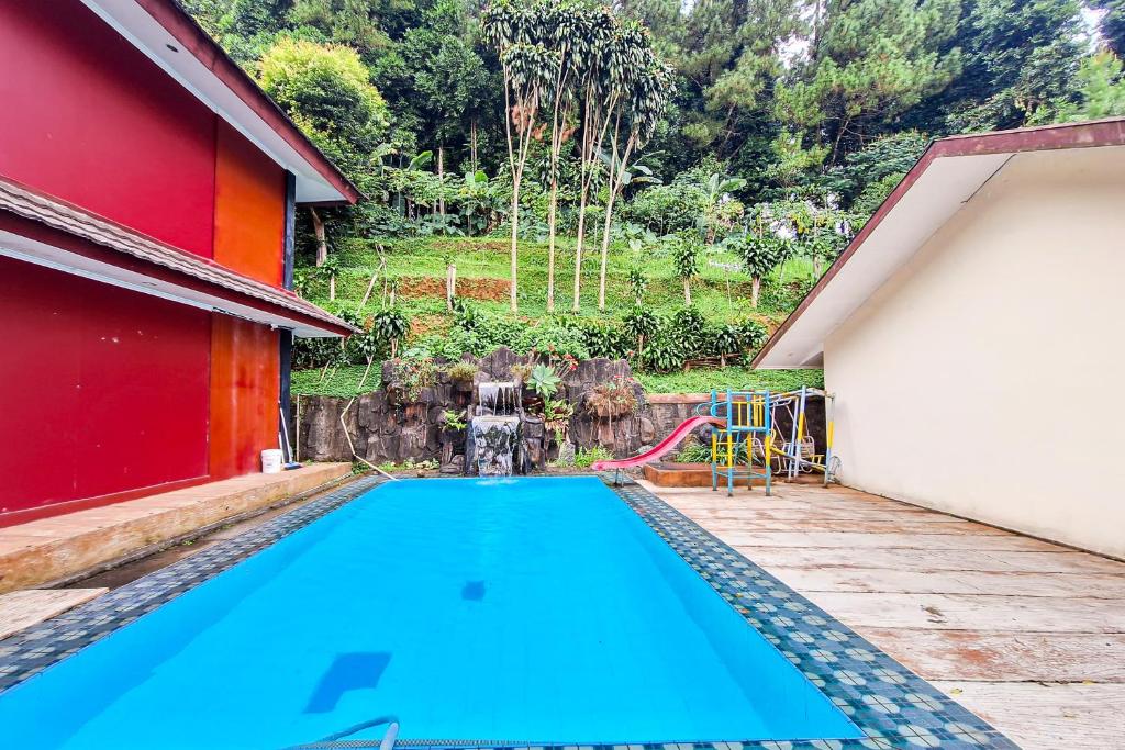 a swimming pool in the backyard of a house at Urbanview Hotel Salakview Megamendung in Pondok Cipaseban