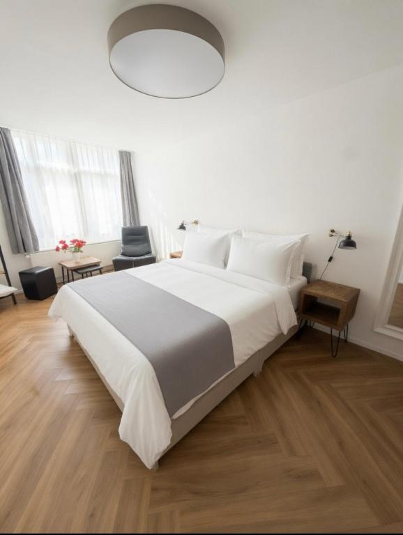 ein großes weißes Schlafzimmer mit einem großen weißen Bett in der Unterkunft Emelie in Thun