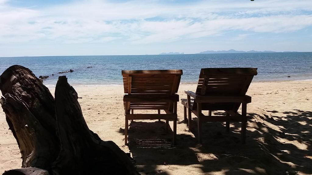 due sedie sedute sulla sabbia sulla spiaggia di Kohjum Relax Beach a Koh Jum