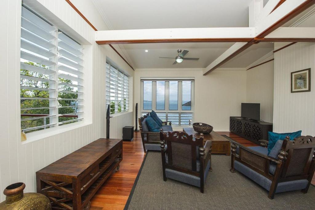 a living room with a table and chairs at Driftwood in Picnic Bay