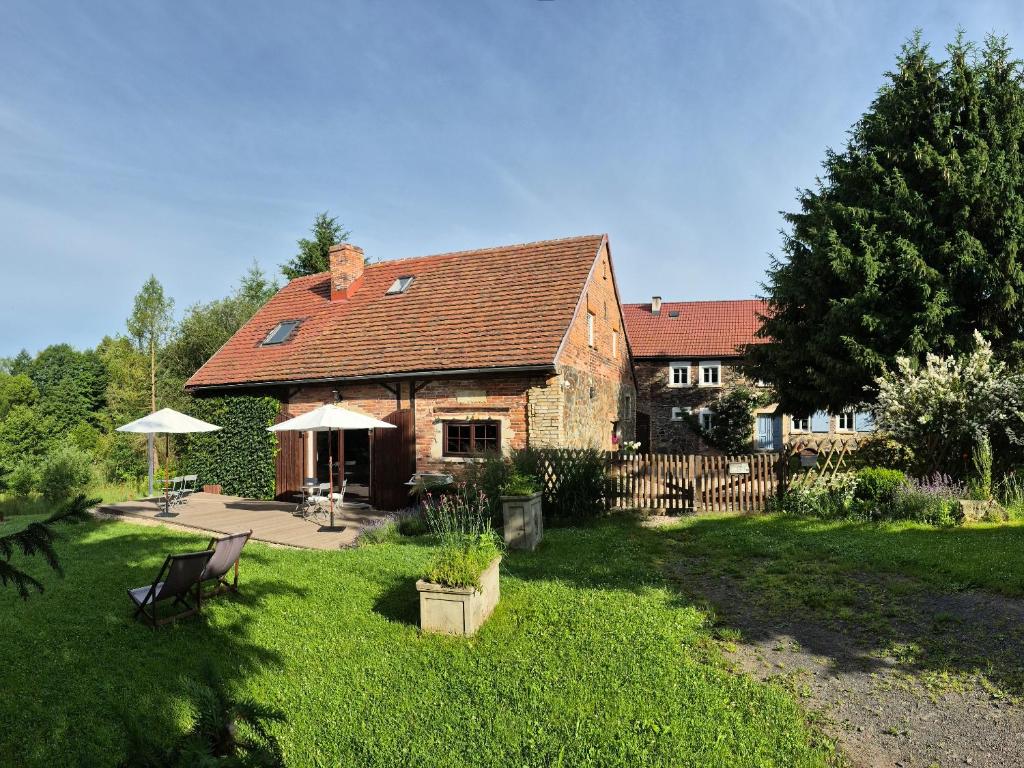 a large house with a yard with a fence at Pokój i Spokój Agroturystyka in Zacisze