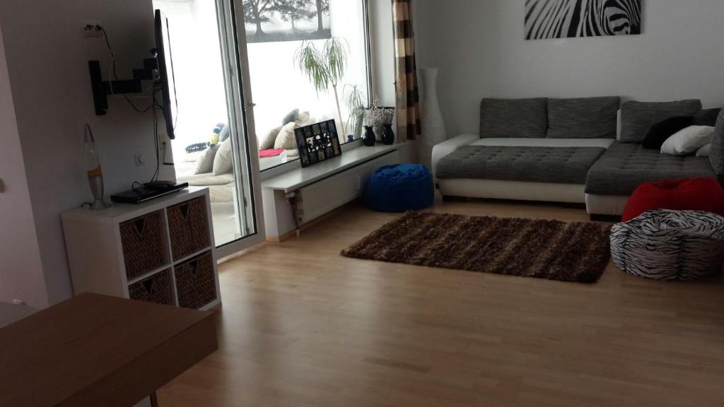 Televízia a/alebo spoločenská miestnosť v ubytovaní Modernes 3-Zimmer-Apartment nahe Graz
